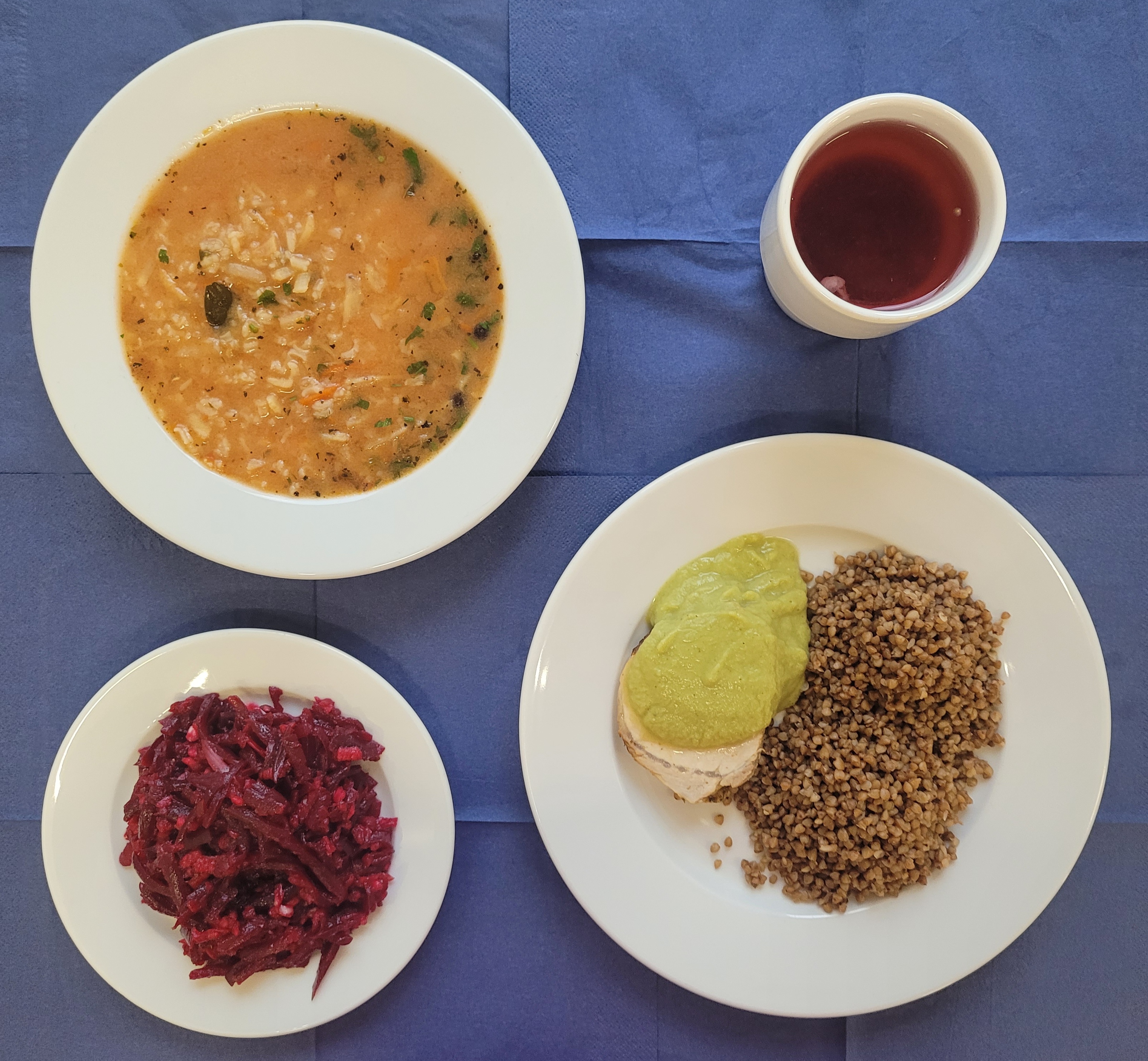 na talerzach zupa pomidorowa, schab duszony, sos brokułowy, kasza gryczana, surówka z buraka i cebuli, w kubku kompot 