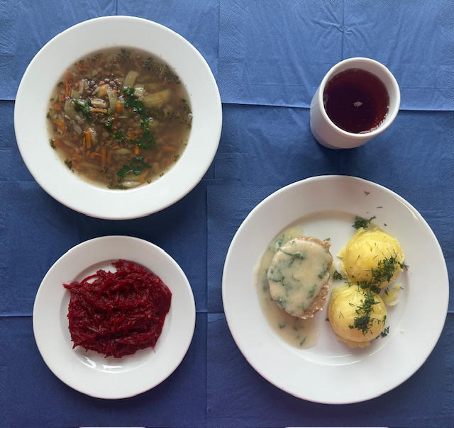 na talerzach zupa z soczewicy, pieczeń rzymska, ziemniaki, buraczki gotowane, w kubku kompot 