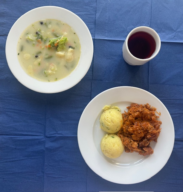 na talerzach zupa jarzynowa, bigos z kiszonej kapusty, ziemniaki, w kubku kompot 