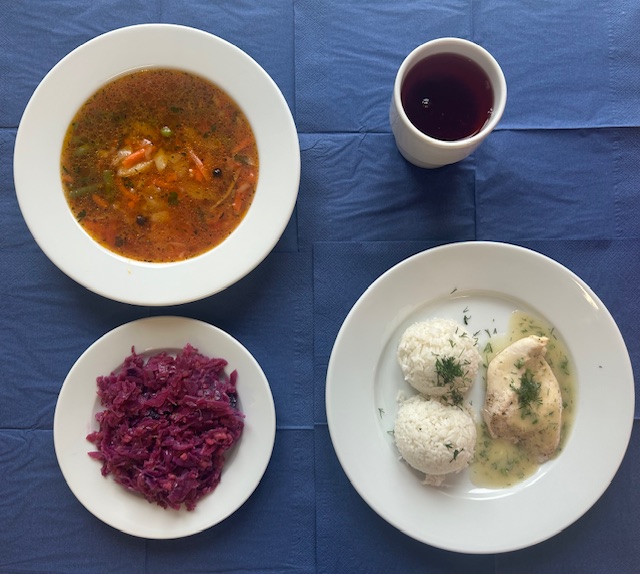 na talerzach zupa pejzanka, bitka drobiowa, sos koperkowy, ryż basmati, surówka z czerwonej kapusty, w kubku kompot 