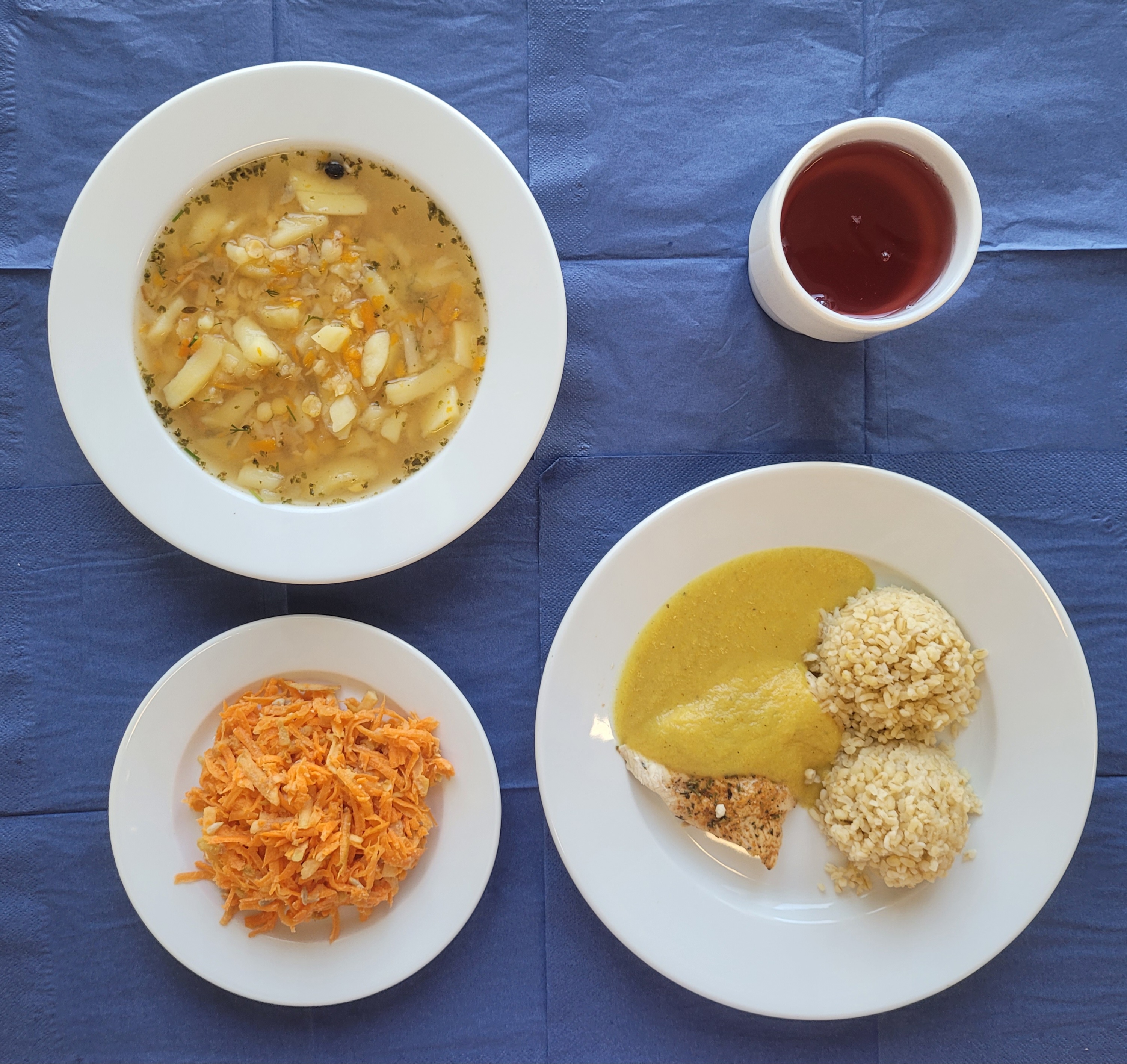 Na talerzach : zupa grochowa, bitka drobiowa, sos curry, kasza bulgur, surówka z marchwi, chrzanu i słonecznika, w kubku kompot z owoców mrożonych