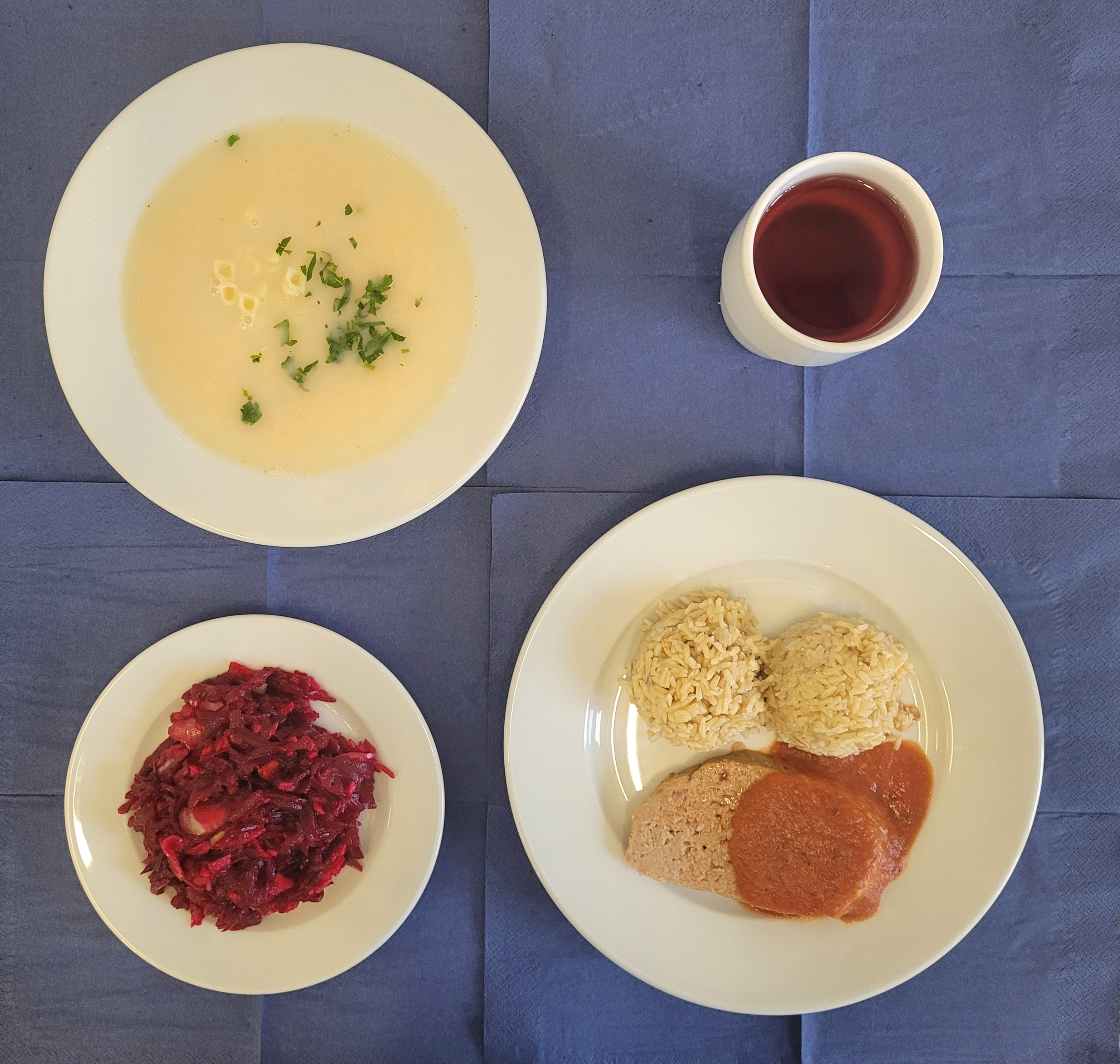 Na talerzach: zupa neapolitańska z makaronem, pieczeń rzymska , sos pomidorowy, ryż brązowy, sałatka z buraka, jabłka i cebuli, w kubku kompot z owoców mrożonych bez cukru 