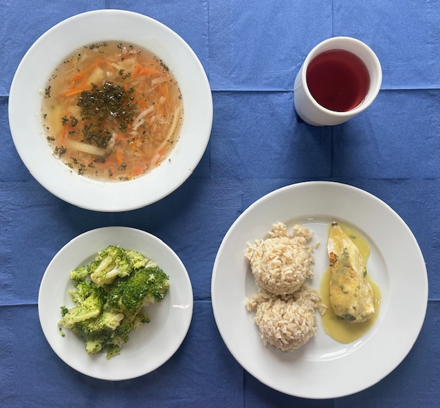 na talerzach kapusniak mazurski, bitka drobiowa, sos curry, ryż basmati, brokuł gotowany, w kubku kompot 