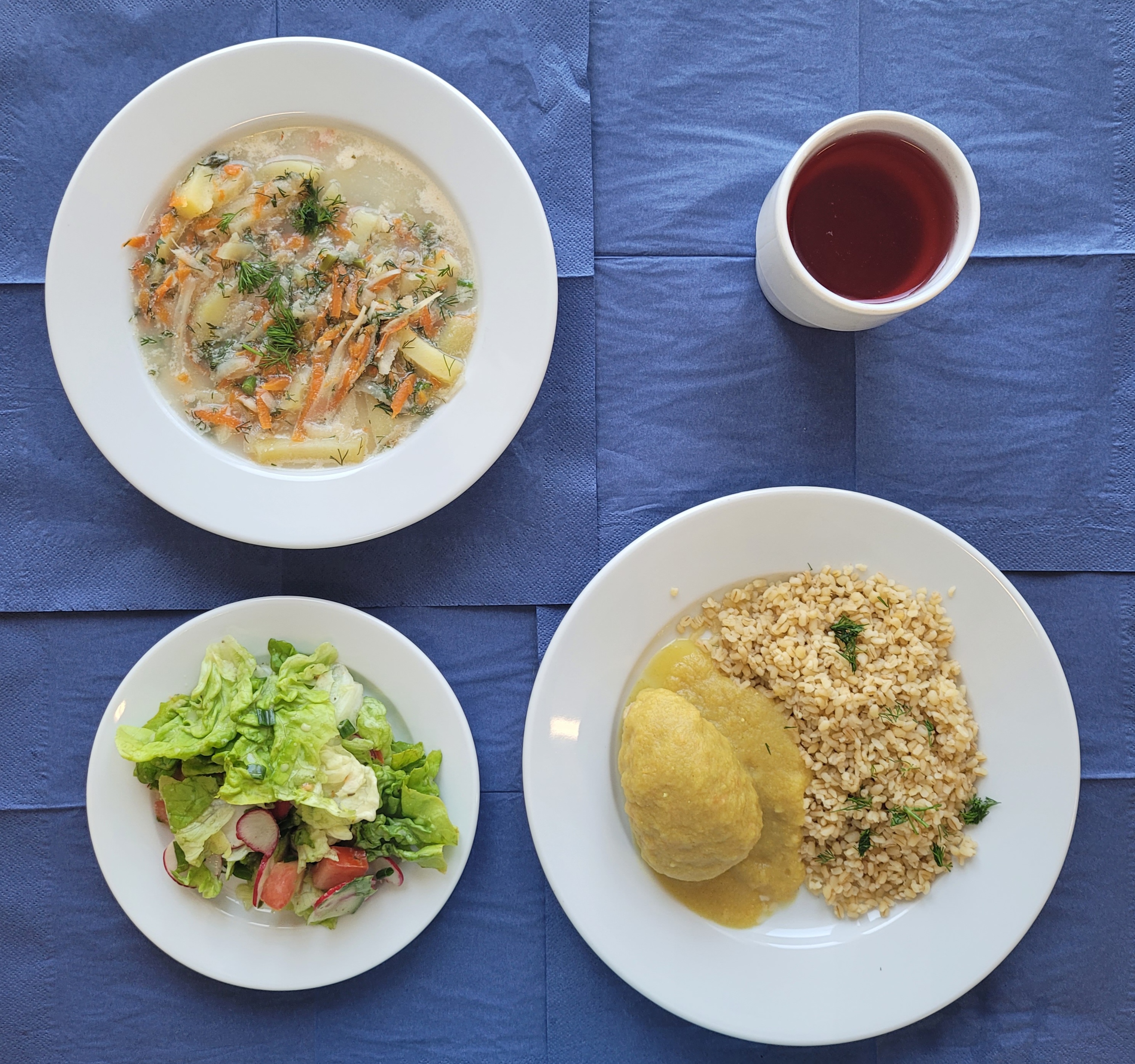 Na talerzach: zupa koperkowa z ziemniakami, pulpet drobiowy z warzywami sos curry, kasza bulgur, surówka wiosenna wielowarzywna , kompot z owoców mrożonych  z cukrem