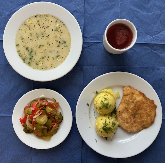 Na talerzach: Zupa neapolitańska z makronem, kotlet drobiowy smażony, ziemniaki, sałatka z ogórka kiszonego, papryki w kubku kompot z owoców mrożonych z cukrem