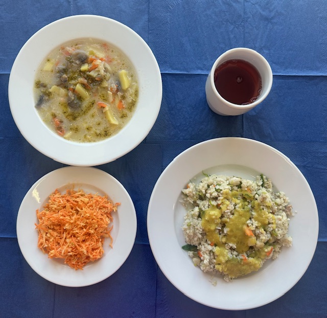 na talerzach zupa pieczarkowa, ryż z mięsem i warzywami z sosem curry, surówka z jarzyn mieszanych, w kubku kompot 