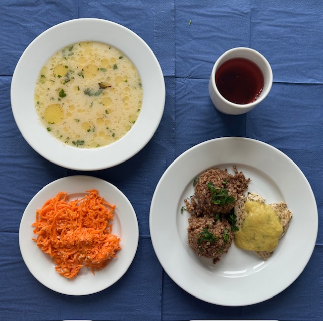 na talerzach zupa neapolitańska z makaronem, kasza gryczana, bitka drobiowa z sosem curry, surówka z marchewki i jabłka z jogurtem, w kubku kompot 