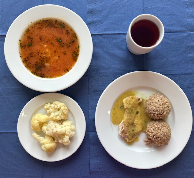 na talerzach zupa pomidorowa z makaronem, kasza jęczmienna, indyk pieczony, sos curry, kalafior gotowany , w kubku kompot 