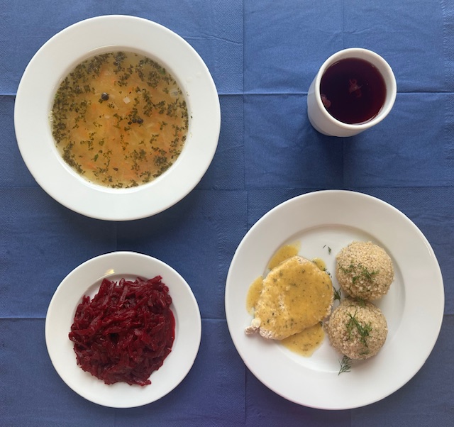 na talerzach zupa fasolowa, kasza jęczmienna, bitka schabowa, sos ziołowy, buraczki, kompot 