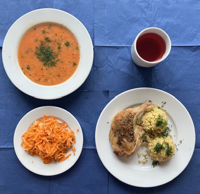 na talerzach zupa pomidorowa , udko pieczone, kasza bulgur, marchewka z jogurtem, w kubku kompot