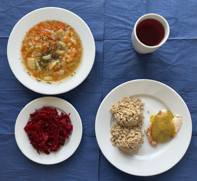 na talerzach zupa grochowa, bitka drobiowa, sos curry, kasza jęczmienna, surówka z buraczka, papryki, cebuli, w kubku kompot 