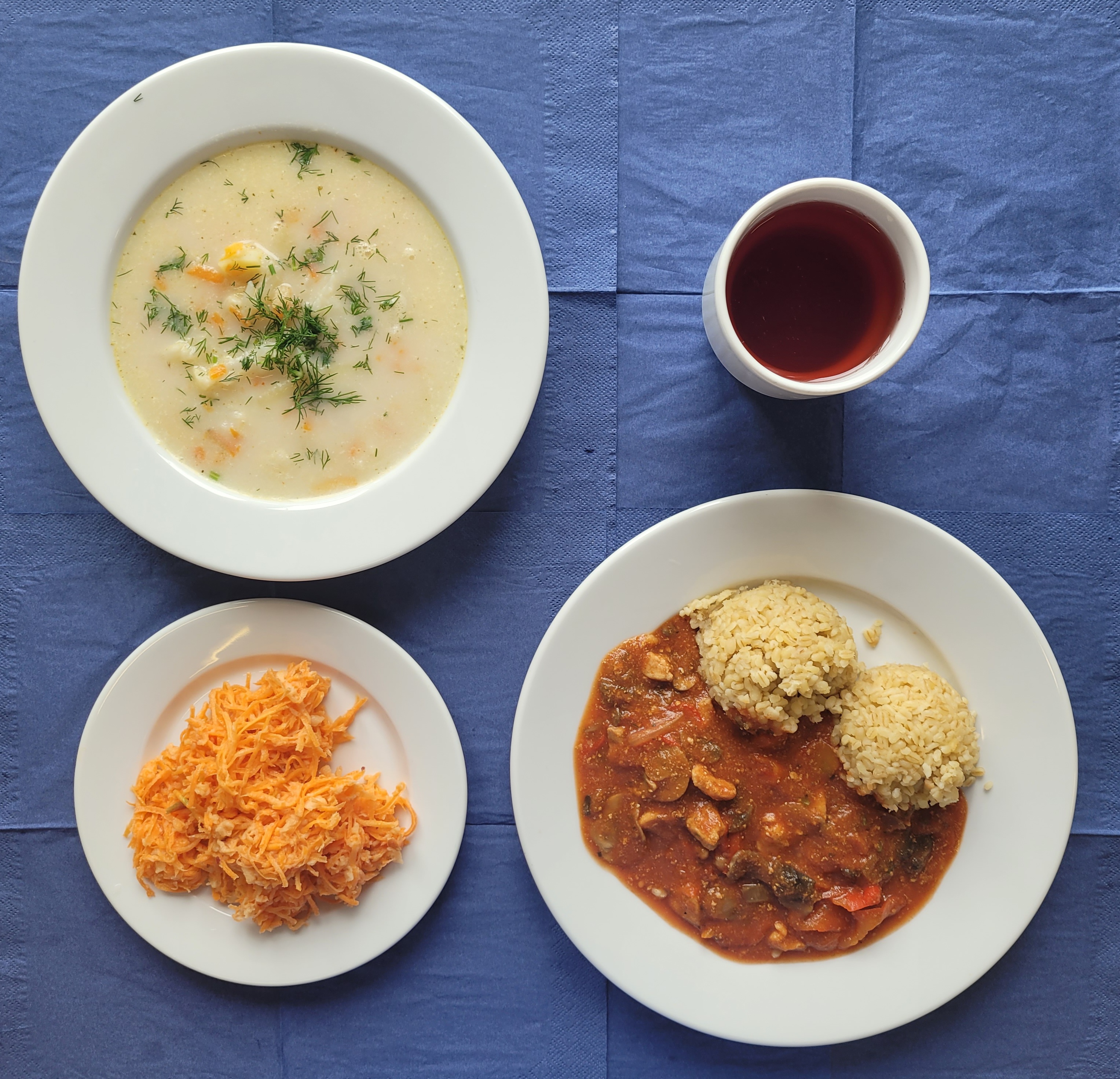 Na talerzach: zupa kalafiorowa z ziemniakami , gulasz mięsny , kasza Bulgur, surówka z marchwi , jabłka z jogurtem, w kubku kompot z owoców mrożonych bez cukru
