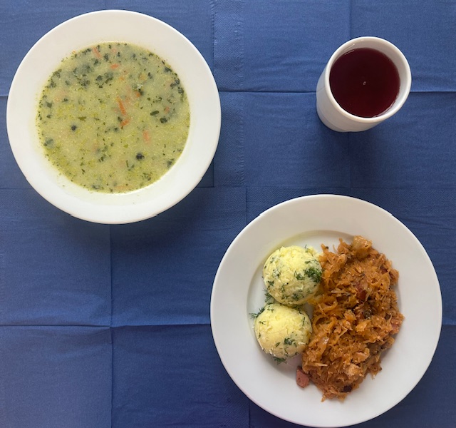 na talerzach zupa szpinakowa z ziemniakami, bigos z kiszonej kapusty, ziemniaki, w kubku kompot 