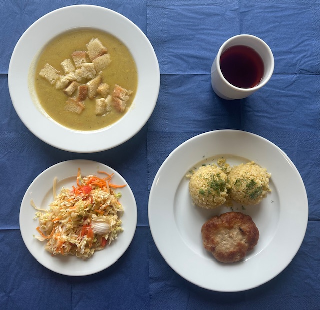 na talerzach zupa brokułowa z grzankami, zraz mielony smażony, kasza bulgur, surówka z kapusty pekińskiej i papryki z vinegret, w kubku kompot 