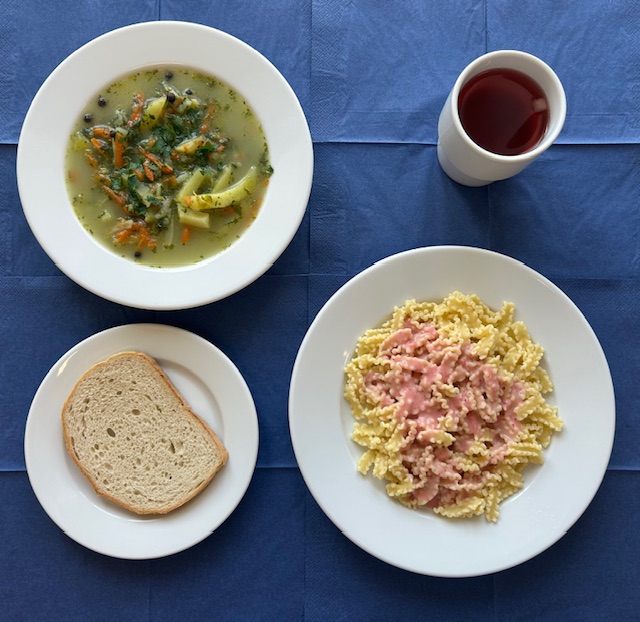 zupa szpinakowa z ziemniakami, makaron z truskawkami i jogurtem, chleb pszenny, w kubku kompot 