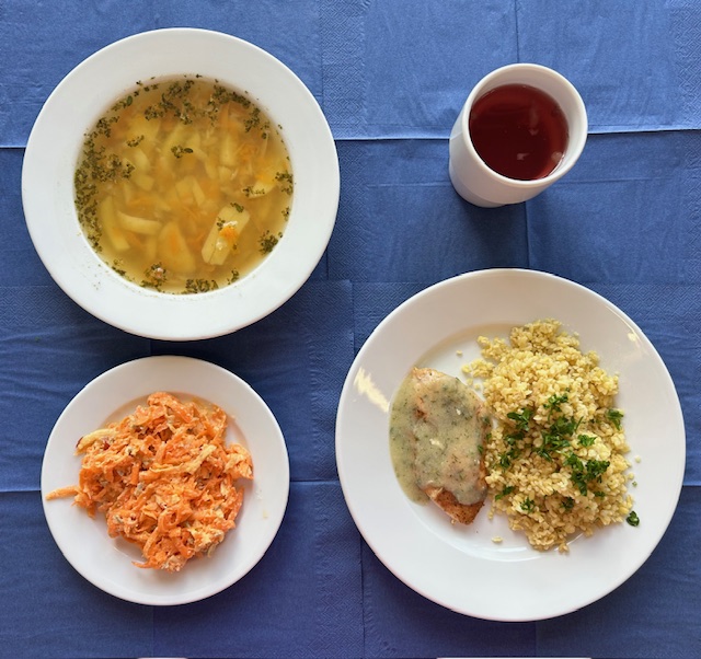 na talerzach zupa grochowa, bitka drobiowa, sos koperkowy, kasza bulgur, marchewka z chrzanem w kubku kompot 