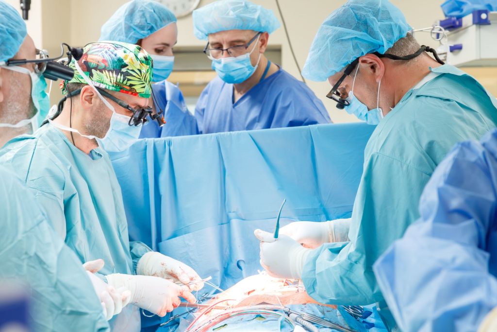 Zespół operacyjny podczas operacji kardiochirurgicznej z minitorakotomii. Operują (od lewej): dr n. med. Krzysztof Jaguś i dr n. med. Adam Stadnik