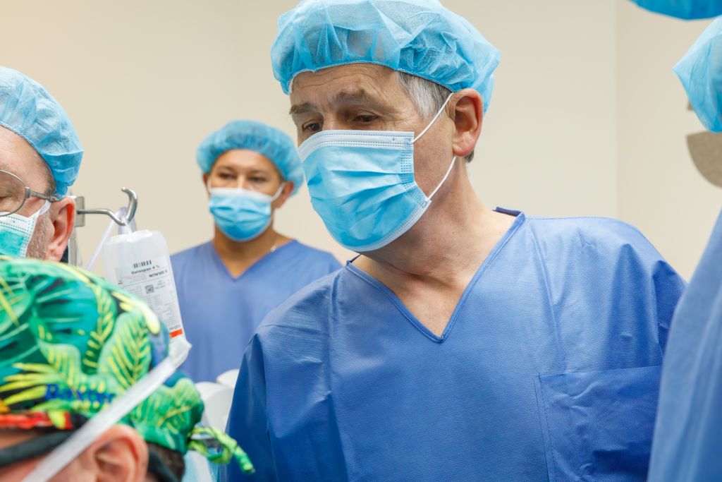 Kierownik Klinicznego Oddziału Kardiochirurgii prof. dr hab. Janusz Stążka na sali operacyjnej