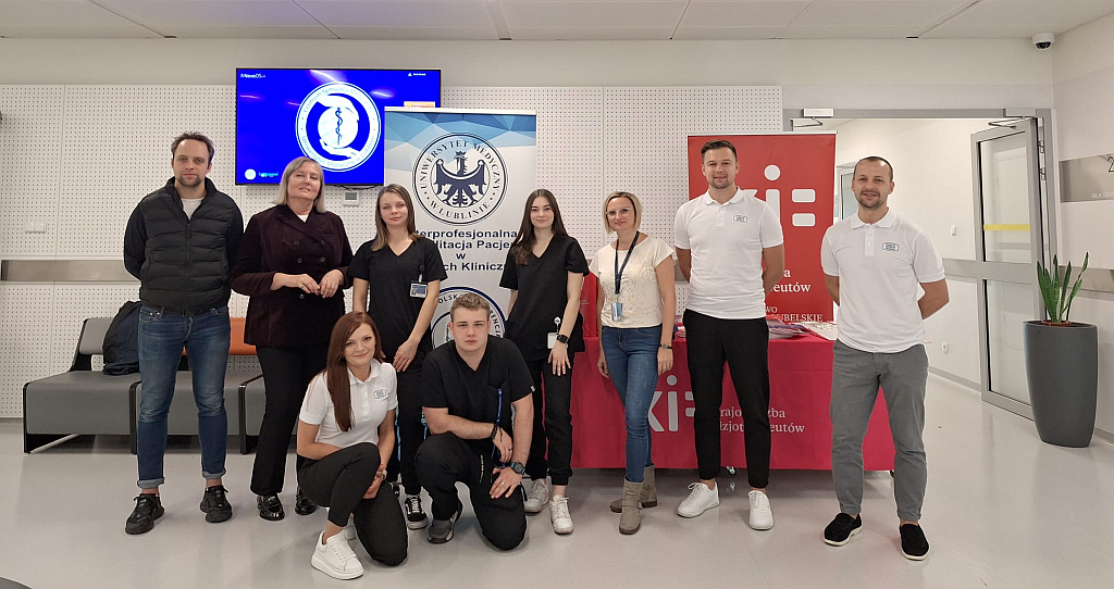 Pracownicy II Zakładu Fizjoterapii USK nr 4 oraz studenci, który uczestniczyli z poprzedniej edycji Konferencji. W tle banery reklamowe konferencji i Uniwersytetu Medycznego w Lublinie