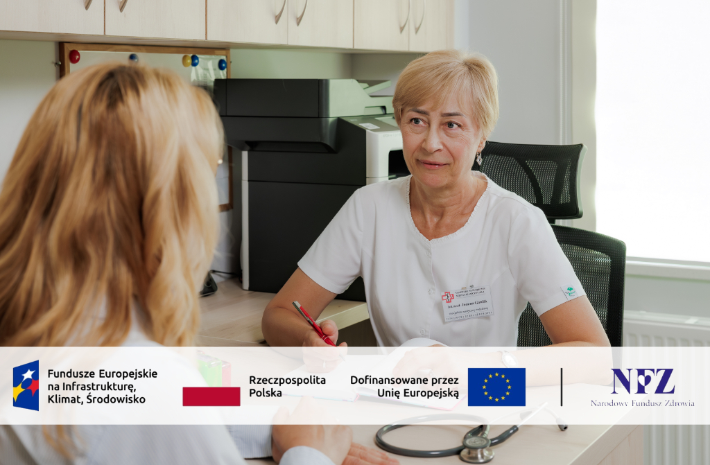 Dwie kobiety blondynki po dwóch stronach biurka. Jedna odwrócona plecami. Niżej logo Funduszy Europejskich, flagi Polski i Unii Europejskiej oraz logo NFZ