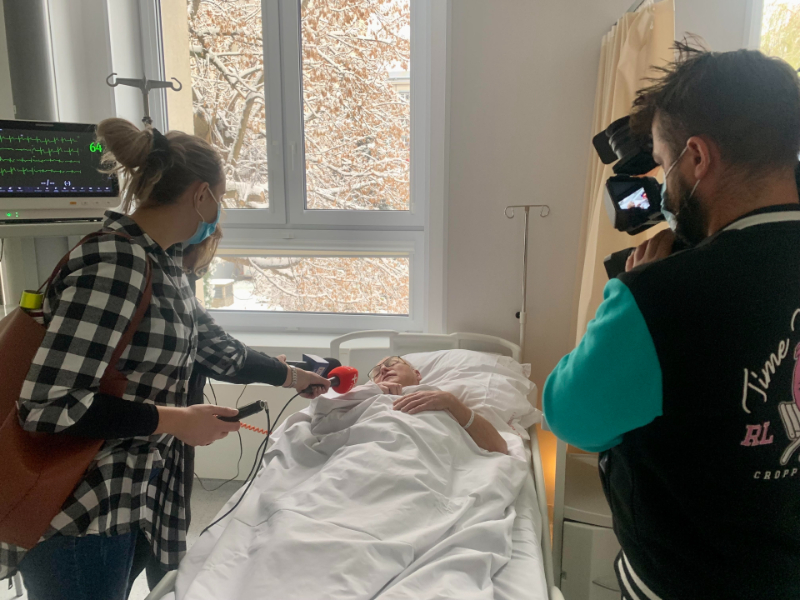 Pierwszy pacjent, u którego wykonano zabieg, Krzysztof Słoboda rozmawia z dziennikarzami
