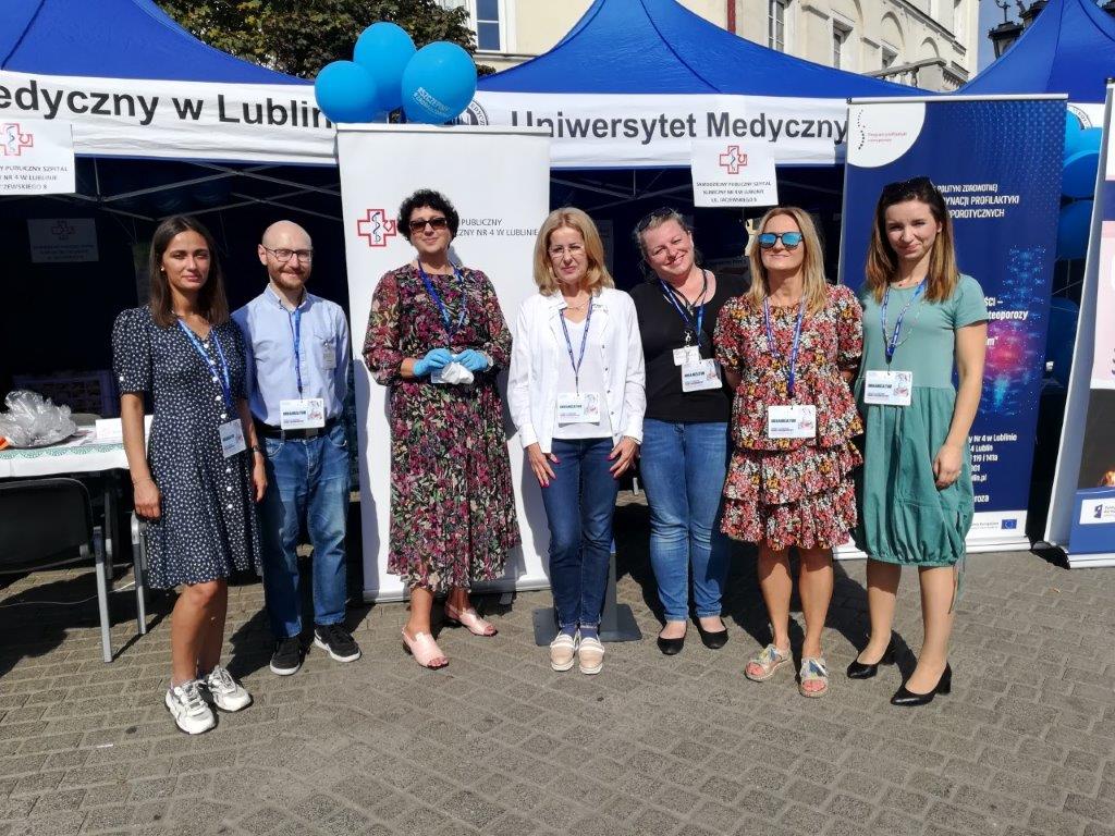 Pracownicy SPSK Nr 4 w Lublinie, które wzięły udział w pikniku na Placu Zamkowym w Lublinie.
