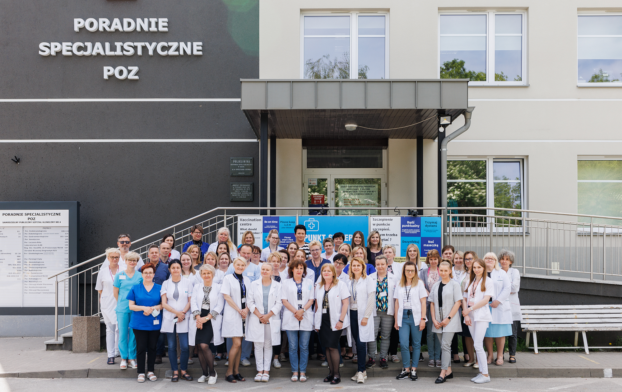 Front budynku Poradni Specjalistycznych USK Nr 4 w Lublinie. Przed wejście stoją obok siebie pracownicy Poradni.