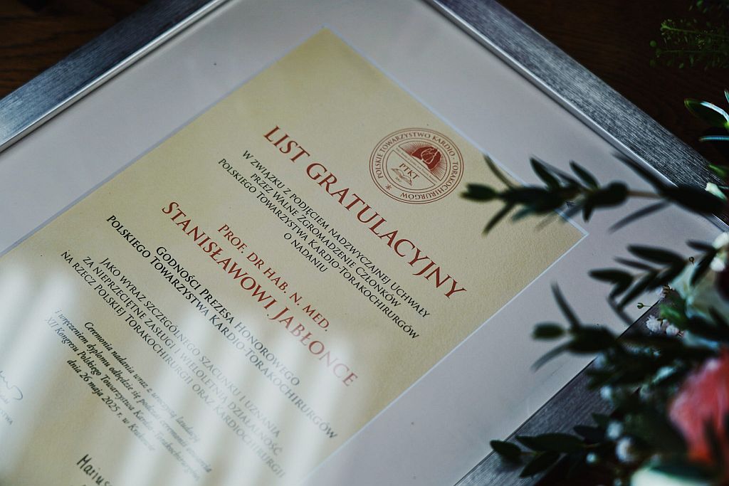 List gratulacyjny w związku z podjęciem nadzwyczajnej uchwały przez Walne Zgromadzenie Członków Polskiego Towarzystwa Kardio-Torakochirurgów o nadaniu profesorowi Stanisławowi Jabłonce godności Prezesa Honorowego Polskiego Towarzystwa Kardio-Torakochirurgów