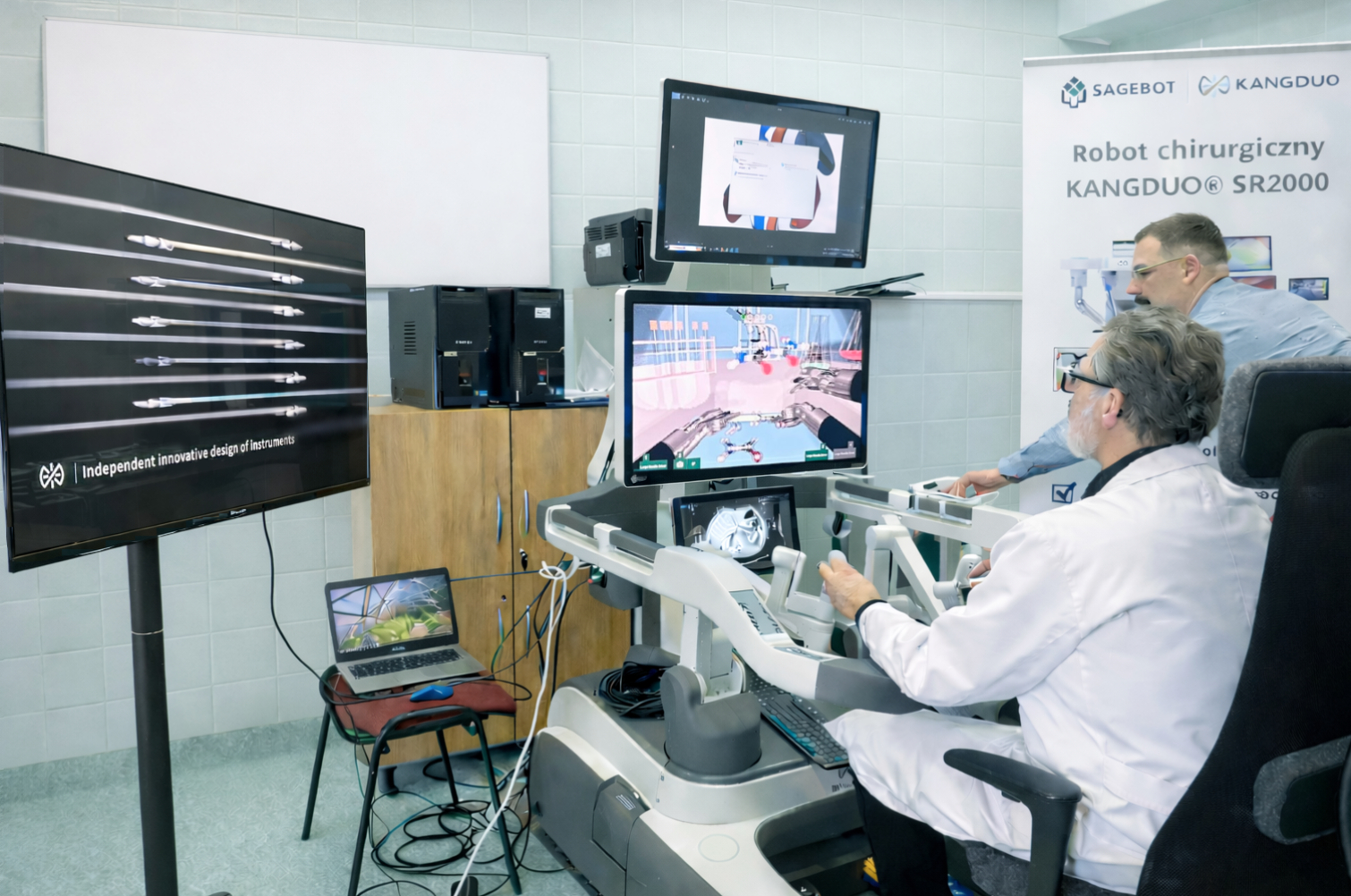 Specjaliści USK Nr 4 w Lublinie sprawdzają możliwości nowego robota chirurgicznego
