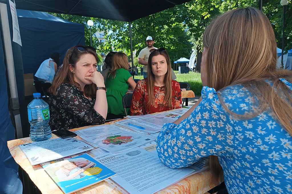 Rodzinny Festyn Zdrowotny - specjalistki rozmawiają z mieszkańcami Lublina