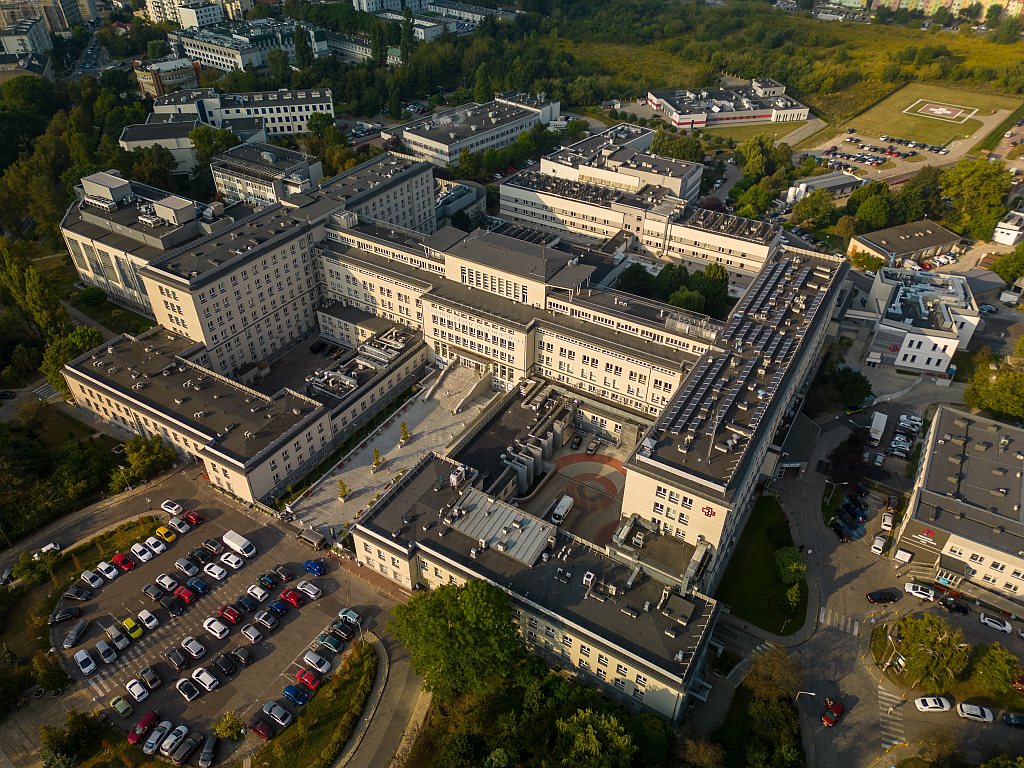 Budynki Uniwersyteckiego Szpitala Klinicznego Nr 4 w Lublinie widziane z lotu ptaka.