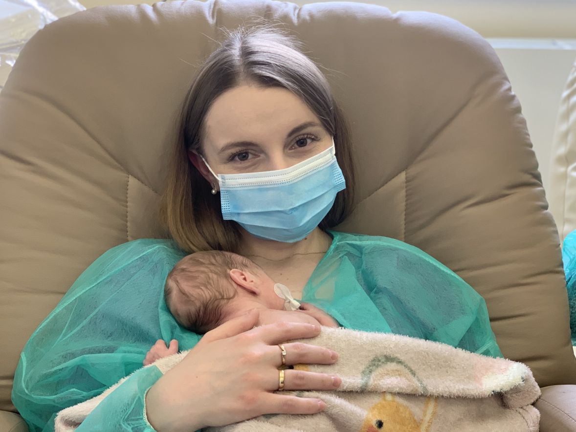 Trojaczki z mamą w sali neonatologicznej