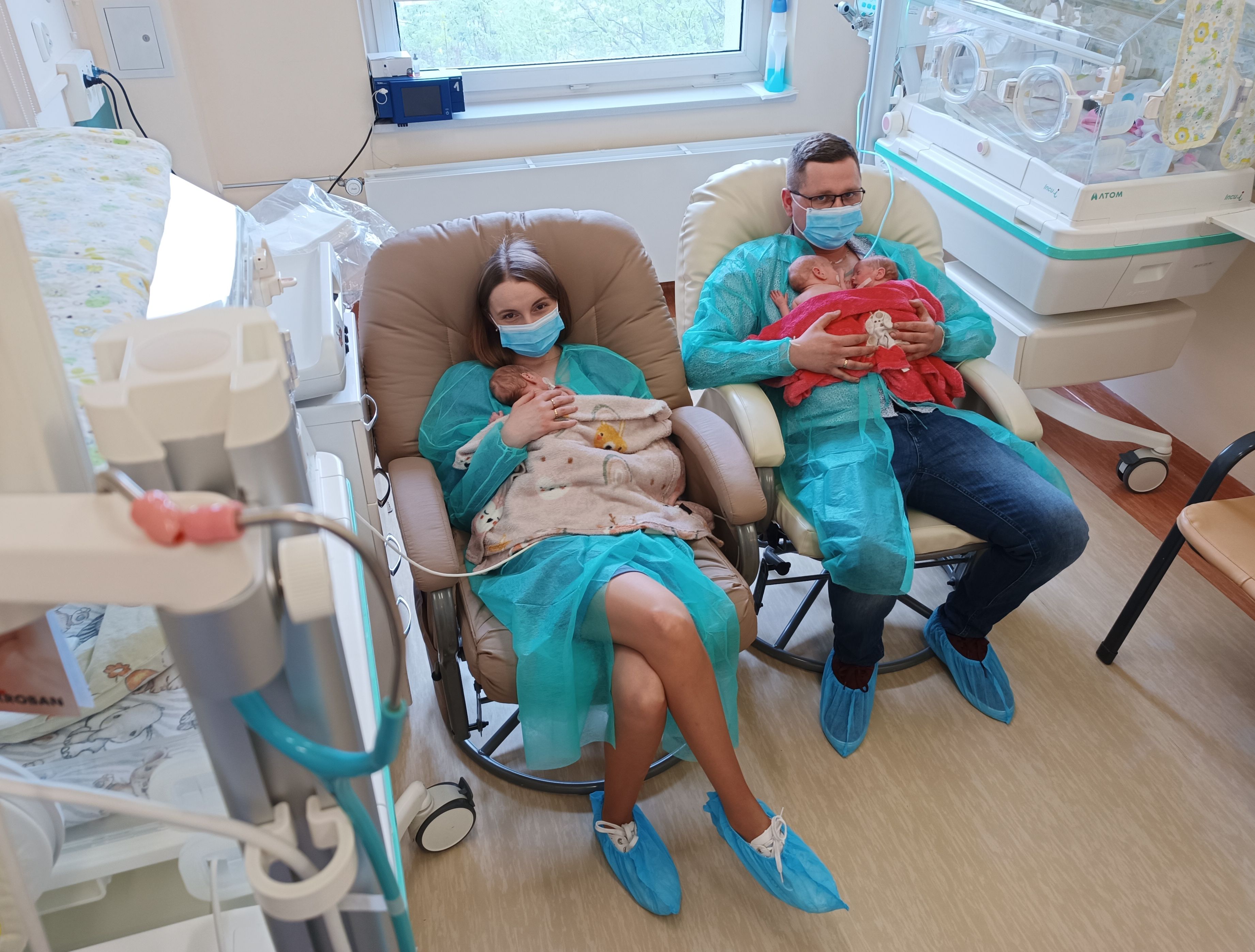 Trojaczki z rodzicami w sali neonatologicznej