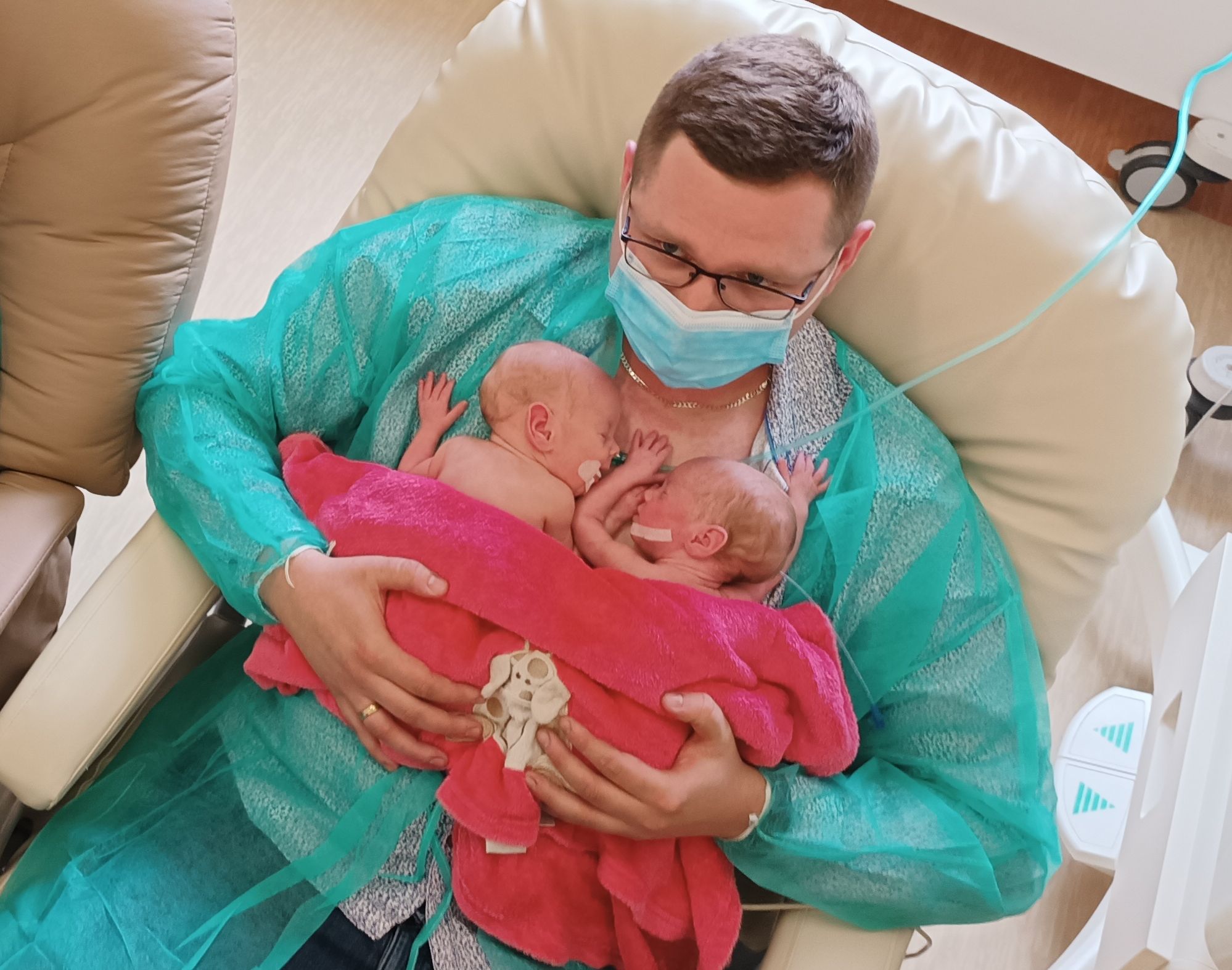 Trojaczki z tatą w sali neonatologicznej