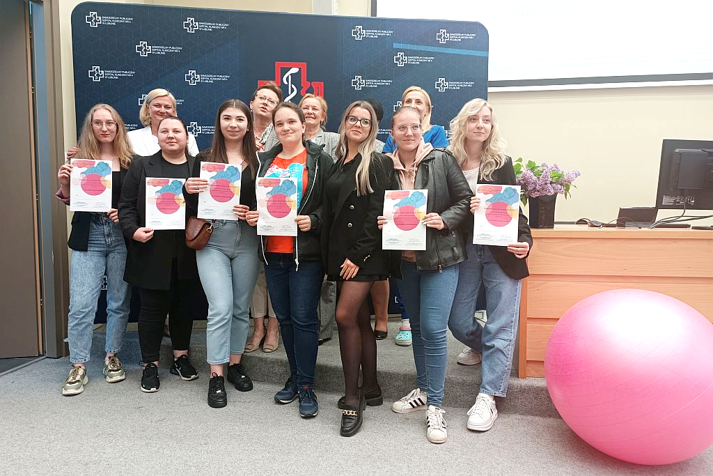 Organizatorki spotkania razem ze studentami położnictwa. 