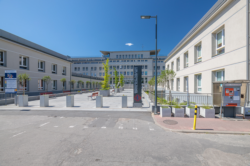 Wejście główne do szpitala Po prawej stronie jest biletomat