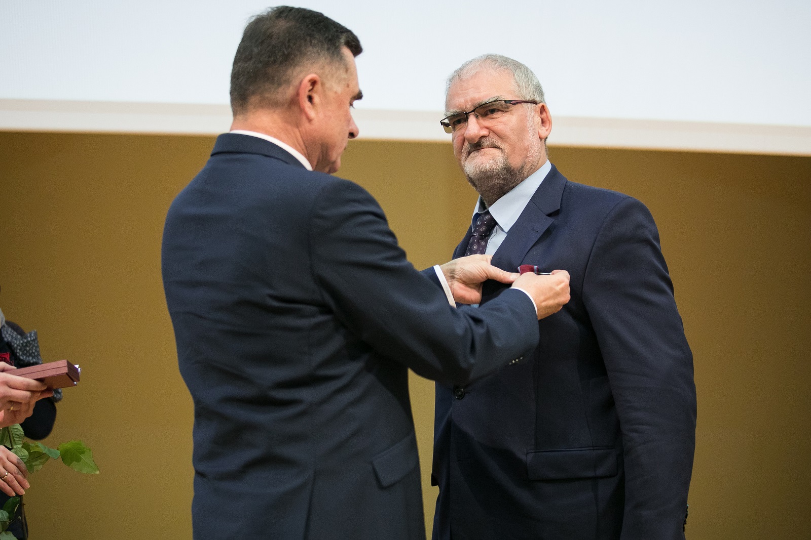 Prof. dr hab. n. med. Andrzej Wysokiński otrzymał Złoty Krzyż Zasługi. Na zdjęciu z wojewodą lubelskim Lechem Sprawką.