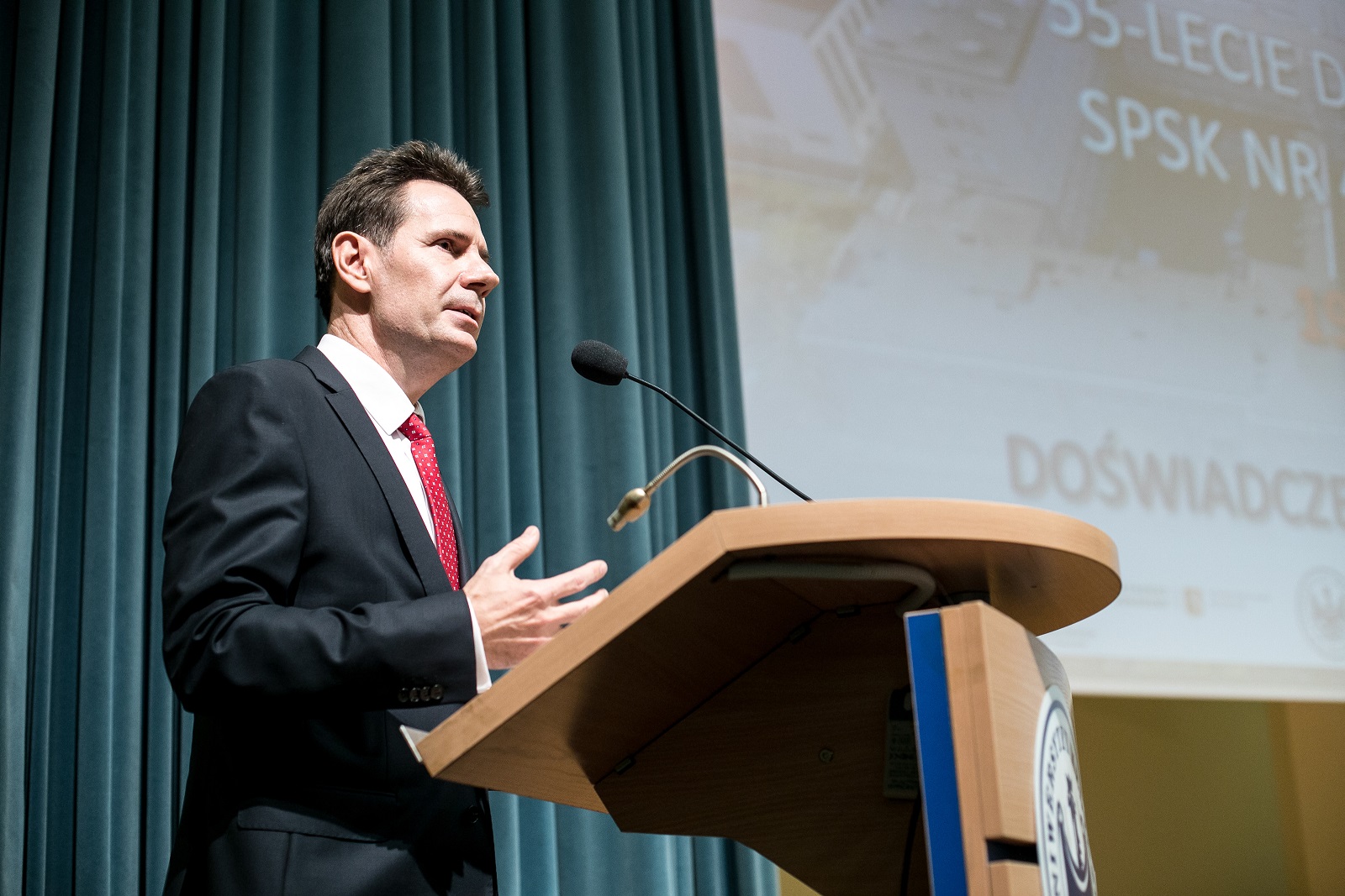 Dyrektor Naczelny SPSK Nr 4 w Lublinie dr n. med. Radosław Starownik przemawiający do osób uczestniczących w jubileuszu. 