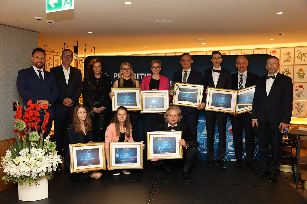 Zdjęcie grupowe laureatów nagrody oraz organizatorów.