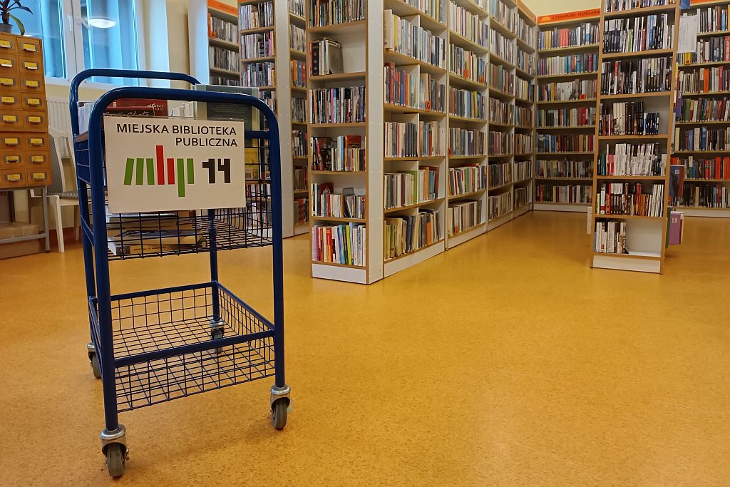 biblioteka szpitalna widok na regały z książkami