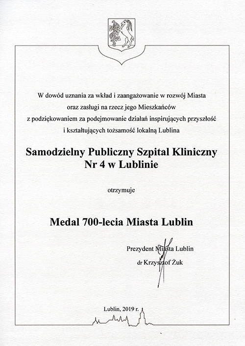 Pamiątkowy dyplom z informacją, że Samodzielny Publiczny Szpital Kliniczny Nr 4 w Lublinie otrzymuje Medal 700-lecia Miasta Lublin.