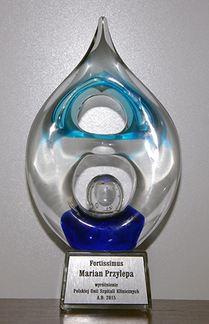 Statuetka z napisem Fortissimus, którą otrzymał Dyrektor SPSK Nr 4 Marian Przylepa.