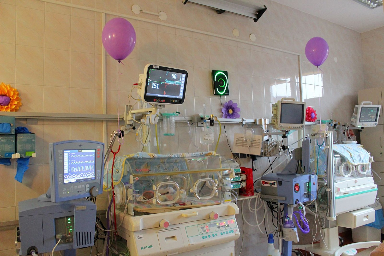 Jedna z sal na Oddziale Neonatologii i Intensywnej Terapii Noworodka z dekoracją w kolorze fioletowym.