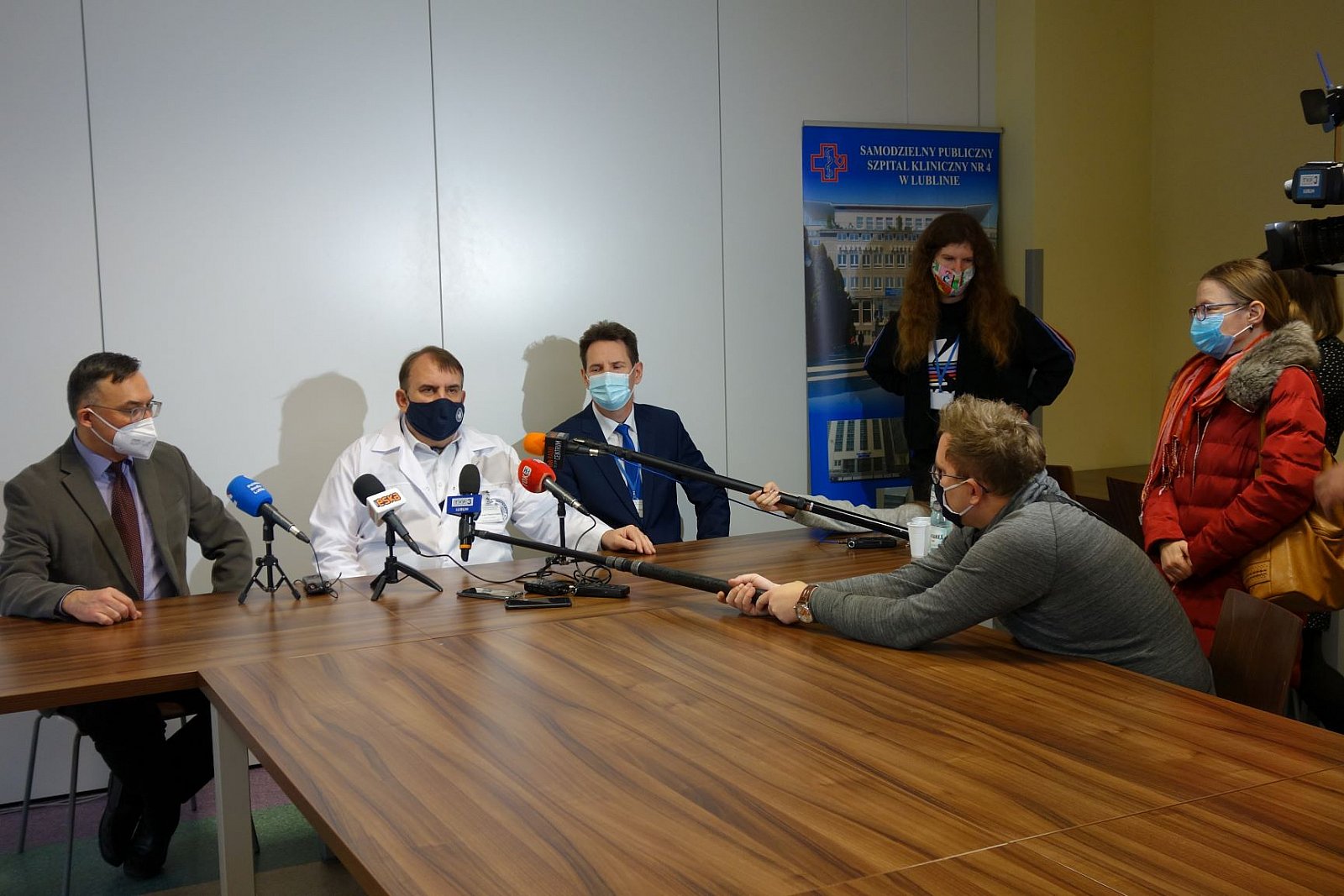 W spotkaniu uczestniczyli: JM Rektor Uniwersytetu Medycznego w Lublinie prof. dr hab. n.med. Wojciech Załuska, Dyrektor Naczelny SPSK Nr 4 dr n.med. Radosław Starownik, kierujący Kliniką Neurologii prof. dr hab. n.med. Konrad Rejdak oraz przedstawiciele firmy Roche i mediów.
