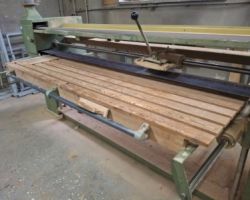 Szlifierka taśmowa z widocznym stołem roboczym.