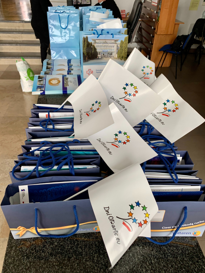 Stanowiska z materiałami dotyczącymi szpitala i bezpłatnymi gadżetami.