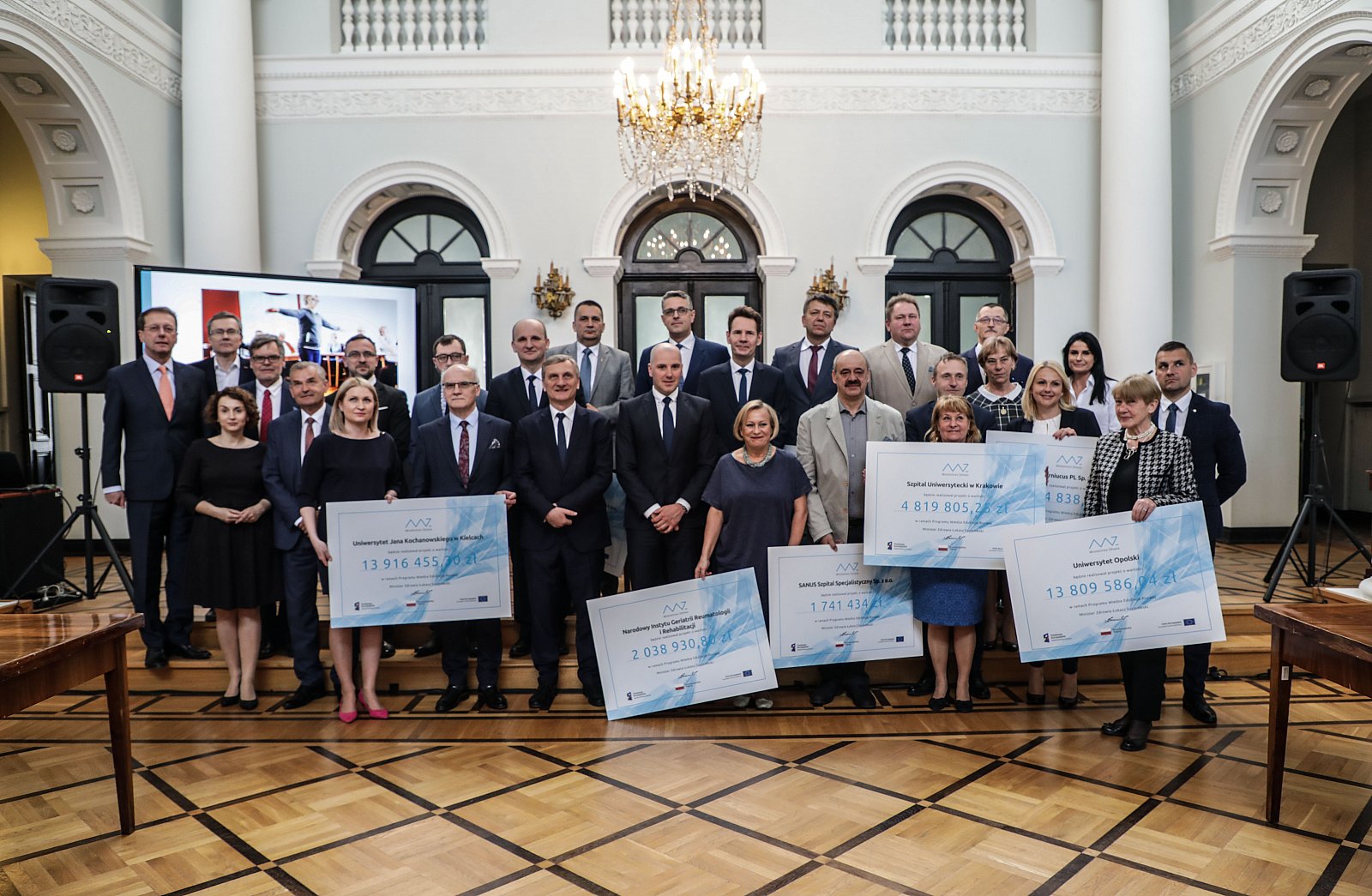 Przedstawiciele Ministerstwa Zdrowia oraz szpitali, które otrzymały dofinansowanie do swoich projektów.