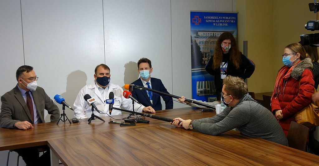 Konferencja prasowa dotycząca telemedycyny w neurologii. Na zdjęciu Rektor Uniwersytetu Medycznego w Lublinie prof. dr hab. n. med. Wojciecha Załuska, Dyrektor Naczelny SPSK Nr 4 w Lublinie dr n. med. Radosław Starownik i kierujący Kliniką Neurologii prof. dr hab. n. med. Konrad Rejdak oraz dziennikarze. 
