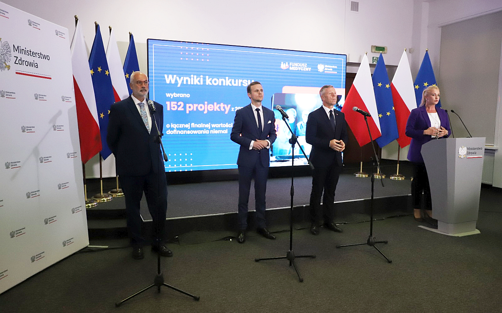 Konferencja prasowa w Ministerstwie Zdrowia z udziałem Minister Zdrowia Katarzyny Sójki, Wiceministra Zdrowia Marcina Martyniaka, profesora Piotra Czauderny, przewodniczącego Rady do Spraw Ochrony Zdrowia oraz Ministra Piotra Ćwika, Zastępcy Szefa Kancelarii Prezydenta RP.