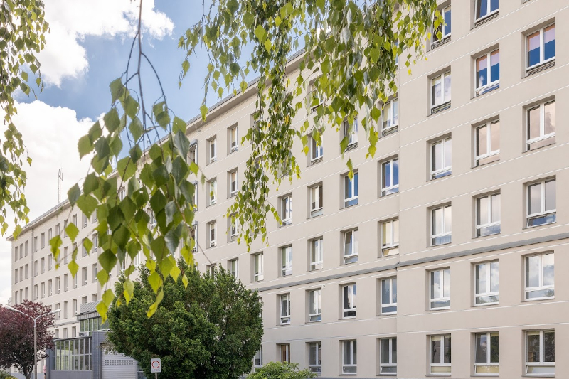Budynek główny od strony Izby Przyjęć Planowych po pracach termomodernizacyjnych (fot. Łukasz Głaczkowski)